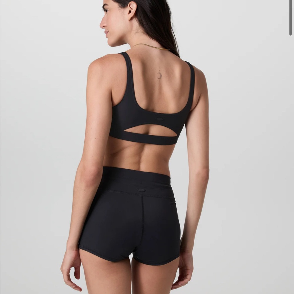 Vuori Encinitas swim top size M, fits like a small to me. Never worn